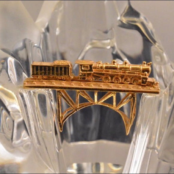 Franklin Mint Crystal Mountain Gold Train w/ Base - Picture 3 of 16